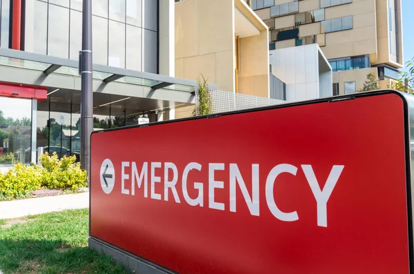 Firma del departamento de emergencia frente a un hospital regional en Bendigo, Australia — Foto de Stock