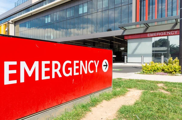Firma del departamento de emergencia frente a un hospital regional en Bendigo, Australia — Foto de Stock