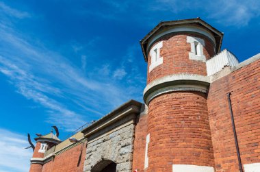 Duvarlar, kapı ve Bendigo eski Sandhurst Gaol gözetleme kulesi.