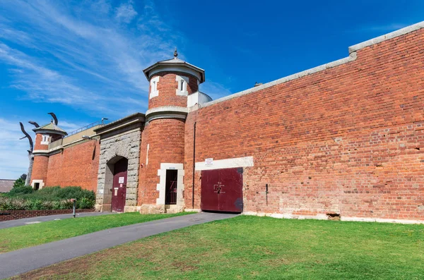 Murallas, portón y atalaya de la antigua cárcel de Sandhurst en Bendigo . — Foto de Stock