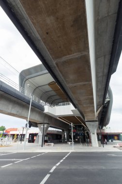 Melbourne'un güneydoğu banliyölerindeki yeni Murrumbeena Tren İstasyonu 2018 yılında açıldı.