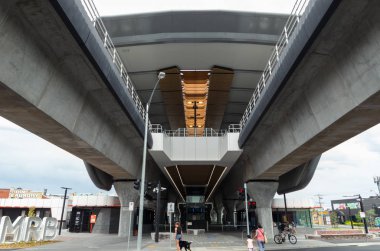 Melbourne'un güneydoğu banliyölerindeki yeni Murrumbeena Tren İstasyonu 2018 yılında açıldı.