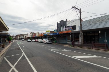 Melbourne, Avustralya'nın banliyösünde Murrumbeena'da Neerim Road'da astar dükkanlar.