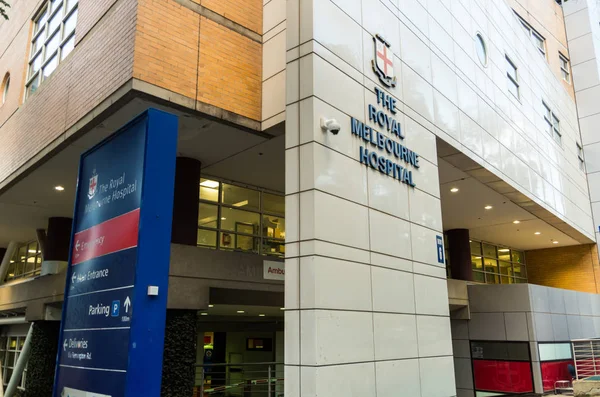 El Royal Melbourne Hospital es un importante hospital público de enseñanza terciaria en Melbourne . — Foto de Stock