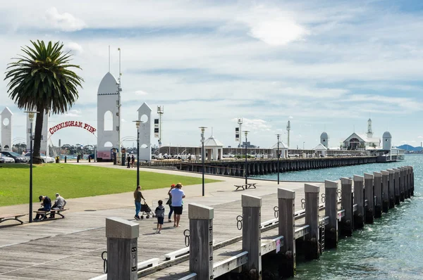 Arka planda Avustralya'da Cunningham Pier ile Geelong liman.