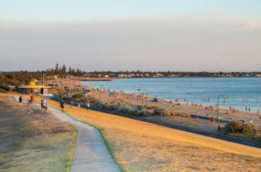 Elwood iç Melbourne banliyösünde Elwood Beach İnsanlar.