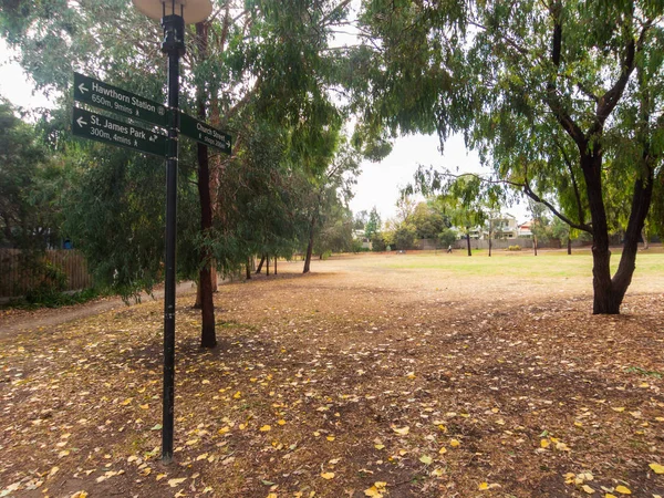 Binnenstedelijk Park in Hawthorn in een lommerrijk deel van Melbourne. — Stockfoto