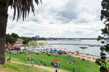 Victoria, Avustralya'da Şehir Geelong'da Doğu Plajı.