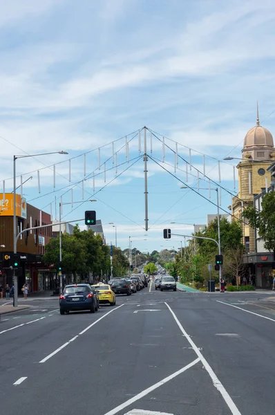 Вид на восток вдоль Малоп-стрит в центре Джилонга, Австралия — стоковое фото