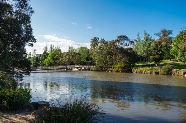 Hölzerner Damm überquert Ringwood Lake im äußeren östlichen Vorort Ringwood, Melbourne. — Stockfoto