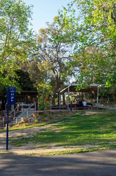 Picknick-Unterstand am Ringwood-Park-See im äußeren — Stockfoto