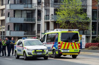 Polis Epworth hastanesi önünde Hawthorn Burwood Road engelleme.