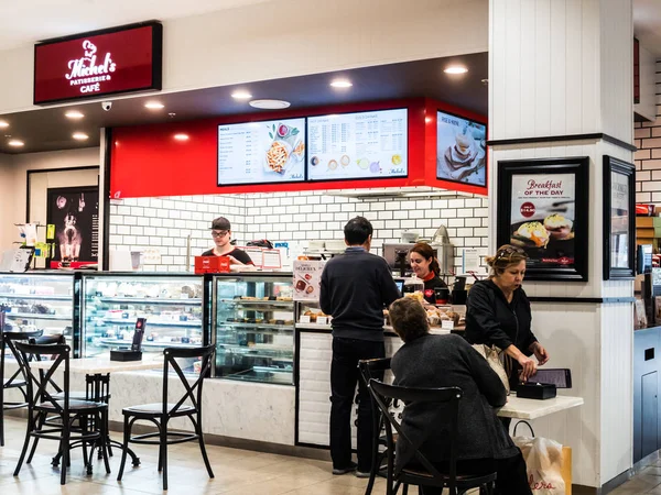 Michel's Patisserie, part of the Retail Food Group franchise network, in Melbourne. — Stock Photo, Image