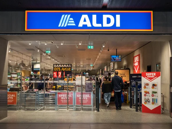 Aldi supermarkt in het Glen winkelcentrum in Glen Waverley in de stad Monash. — Stockfoto