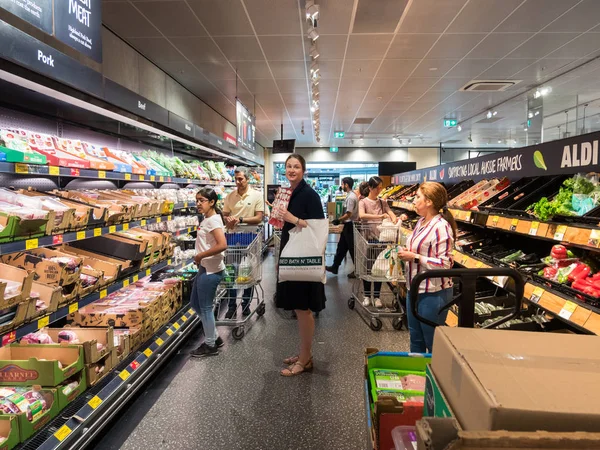 Aldi supermarkt in het Glen winkelcentrum in Glen Waverley in de stad Monash. — Stockfoto