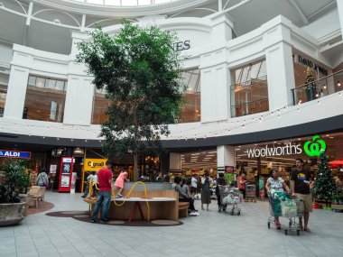 Monash şehrindeki Glen Alışveriş Merkezi'nde David Jones alışveriş merkezi.