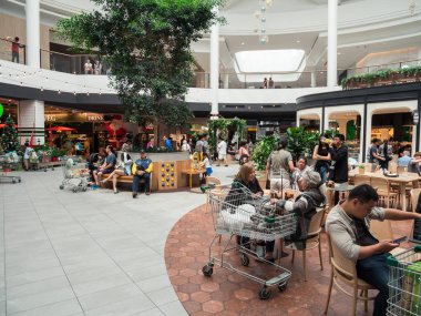 Glen Alışveriş Merkezi, Glen Waverley'de bulunan büyük bir banliyö alışveriş merkezidir..