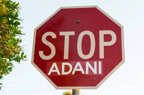 Queensland önerilen Adani kömür madenini protesto Tahrif yol işareti.