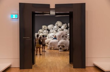Ngv Trienali'nde Ron Mueck'in dev kafataslarından oluşan enstalasyon sanatı.