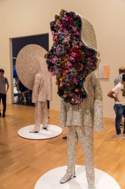 Ngv Triennial'de Nick Cave tarafından Soundsuit giyilebilir heykeller.