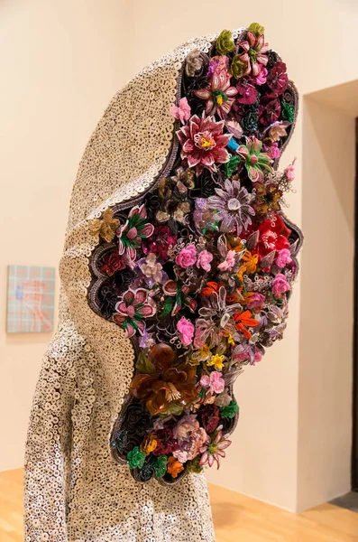 Soundsuit noszenia rzeźby Nick Cave w NGV Triennale. — Zdjęcie stockowe