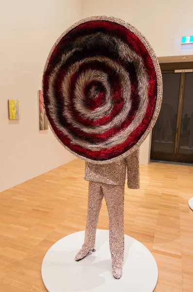 Soundsuit noszenia rzeźby Nick Cave w NGV Triennale. — Zdjęcie stockowe