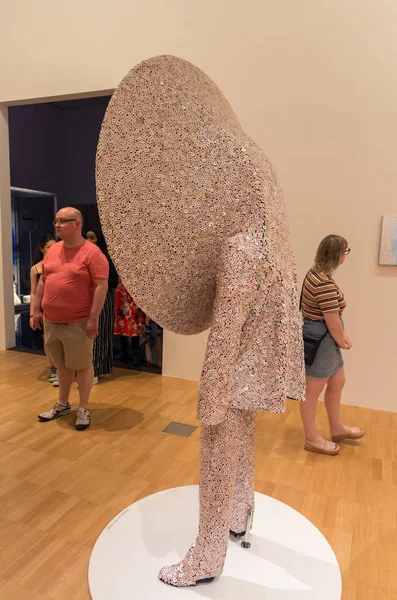 Soundsuit noszenia rzeźby Nick Cave w NGV Triennale. — Zdjęcie stockowe