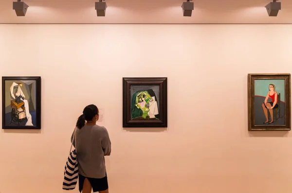 パブロ・ピカソの泣く女がビクトリア国立美術館に飾る. — ストック写真