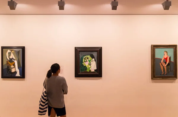 Pablo Picasso tarafından Ağlayan Kadın Victoria Ulusal Galerisi'nde asılı.