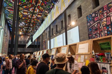 Victoria Ulusal Galerisi Büyük Salonu'nda kitap fuarı.