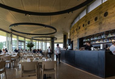 Pt Leo Estate Mornington Yarımadası'nda Merricks iki restoran ve heykel bahçesi ile bir şaraphane.