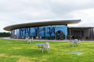 Pt Leo Estate Mornington Yarımadası'nda Merricks iki restoran ve heykel bahçesi ile bir şaraphane.