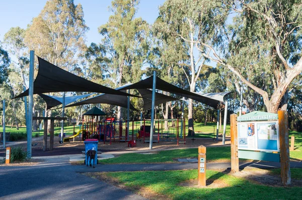 Parque infantil en Ruffey Lake Park en las afueras de Doncaster . — Foto de Stock
