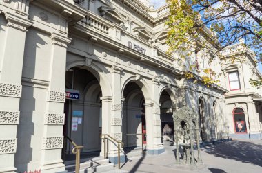 Kuzey Melbourne Errol Caddesi'nde eski North Melbourne Town Hall Avustralya Postane.