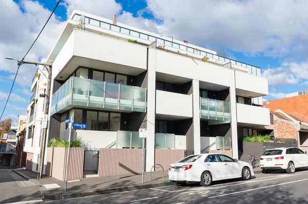 Moderno edificio residencial en el norte de Melbourne . — Foto de Stock