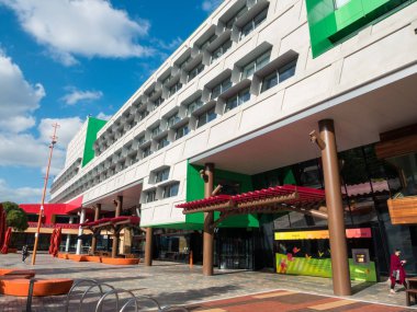 Dandenong şehir merkezindeki Dandenong Şehir Merkezi, Lyons mimarları tarafından tasarlandı..