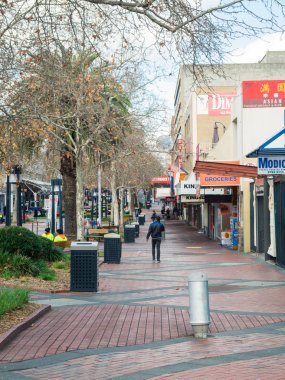 Dandenong 'un merkezindeki Mccrae Caddesi yaya alışveriş merkezi..