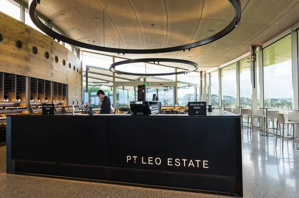 PT Leo Estate is een wijnmakerij met twee restaurants en beeldentuin in Merricks op het schiereiland Mornington. — Stockfoto