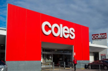 Melbourne banliyösündeki Tunstall Meydanı alışveriş merkezinde Coles süpermarketi.