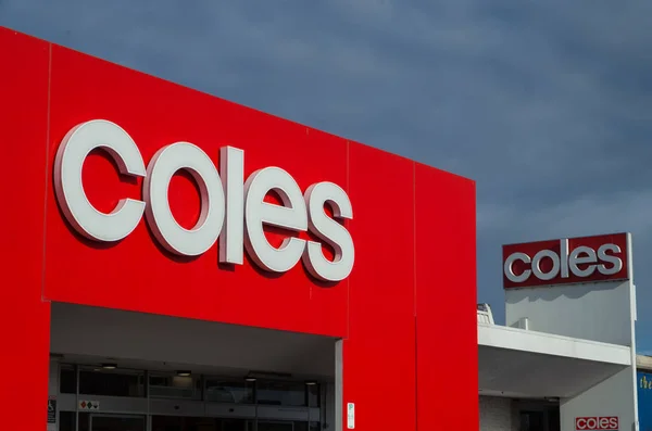 Supermercado Coles no centro comercial Tunstall Square em Melbourne suburbana . — Fotografia de Stock