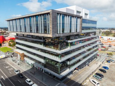 Dandenong 'un merkezindeki Walker Caddesi' ndeki Dandenong Adalet Hizmet Merkezi..