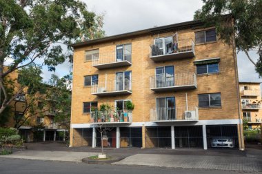 Kuzey Melbourne 'un iç mahallelerindeki tuğla apartman dairesi.