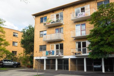 Kuzey Melbourne 'un iç mahallelerindeki tuğla apartman dairesi.