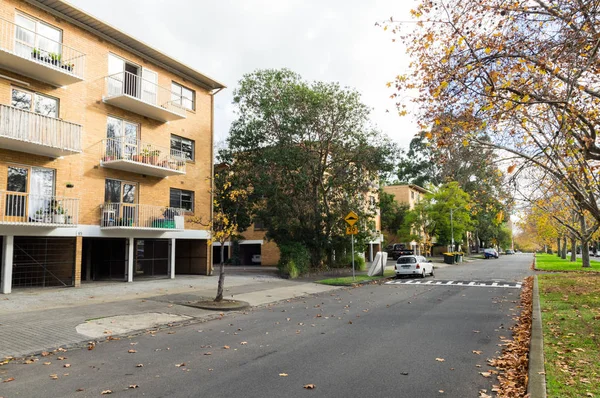 Prédio de apartamentos de tijolo no subúrbio interno de North Melbourne — Fotografia de Stock