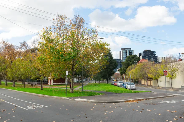 Пересечение на углу Эррорл-стрит и О 'Шэнасси-стрит в Северном Мельбурне — стоковое фото