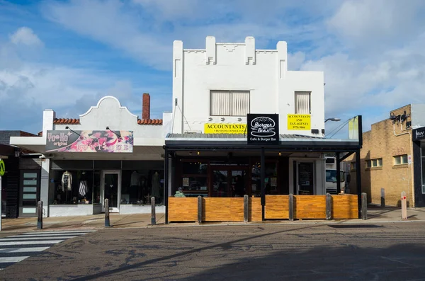 Магазины на вокзале в Сифорде в пригороде Мельбурна . — стоковое фото