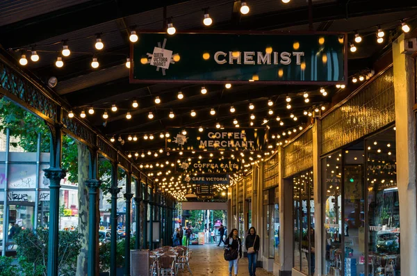 Covered footpath around the edge of the Queen Victoria Market — Stock Photo, Image