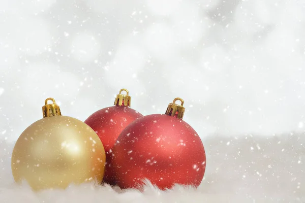 Weihnachtsdekorationskugeln Auf Abstraktem Weißen Hintergrund — Stockfoto
