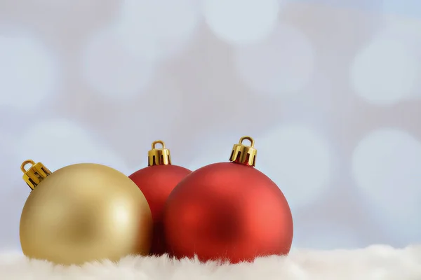 Weihnachtsdekorationskugeln Auf Abstraktem Weißen Hintergrund — Stockfoto