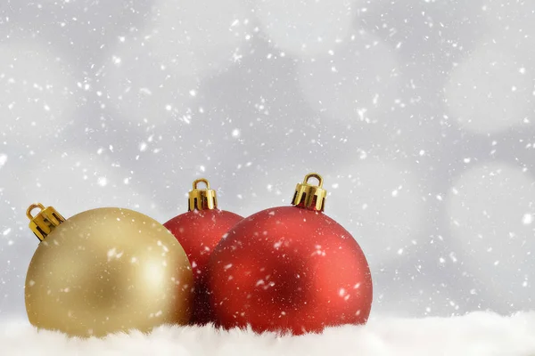 Soyut Beyaz Arkaplanda Noel Dekorasyonu Baloları.